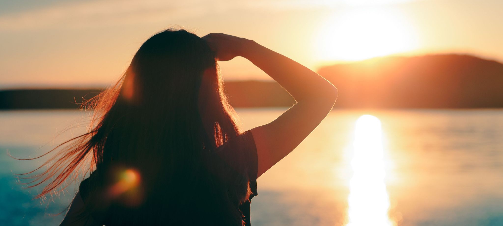 Femme regardant l'horizon 