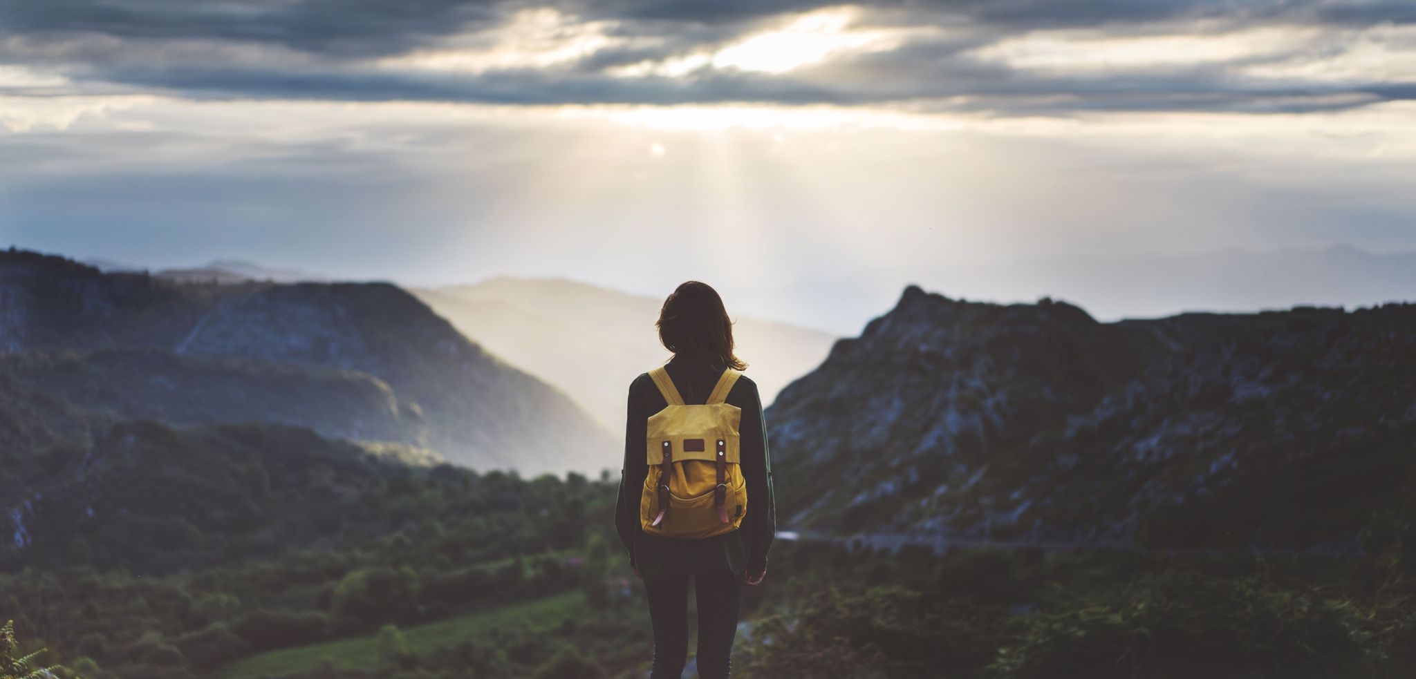 Femme regardant l'horizon