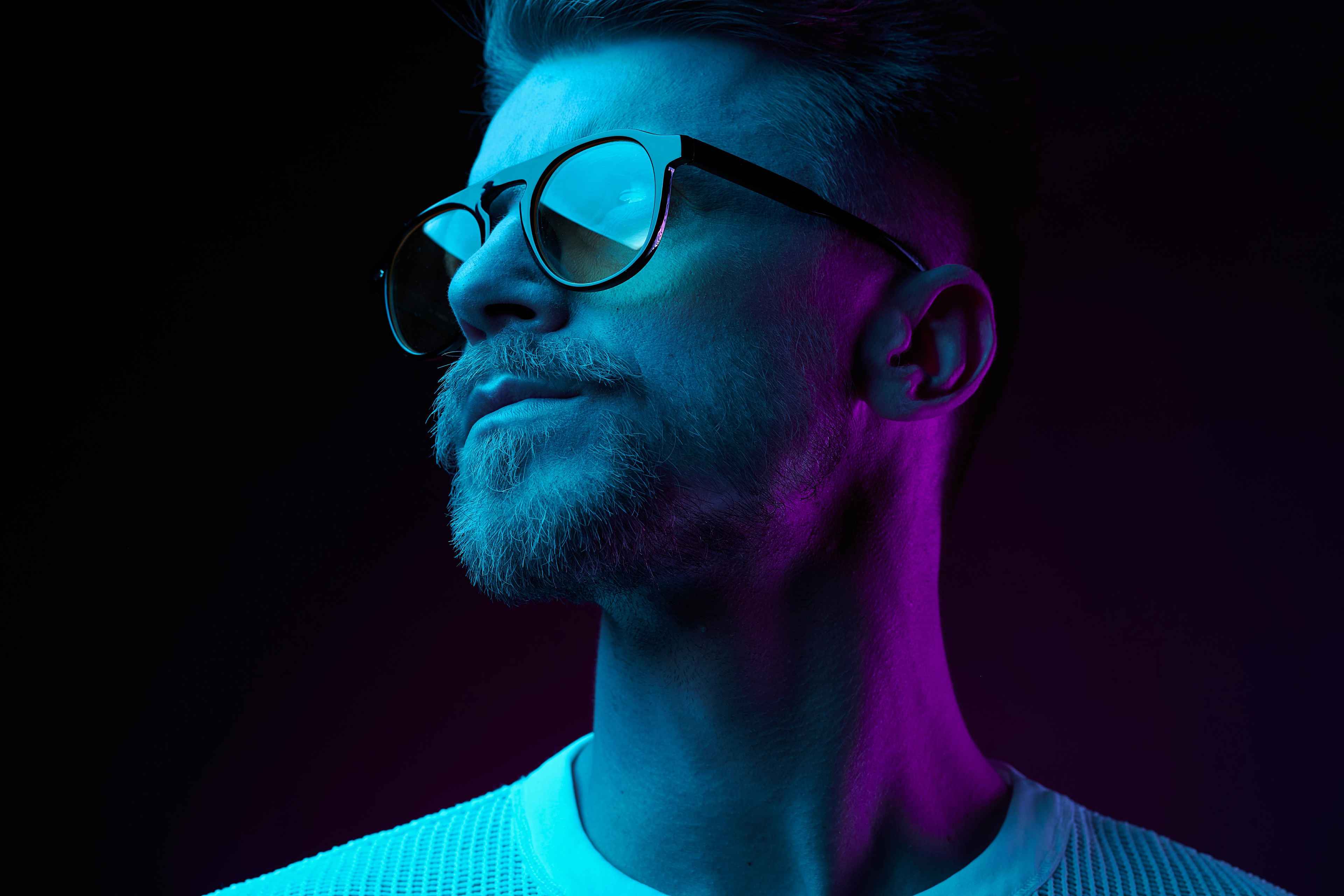 Image d'un homme dans les couleurs néon 