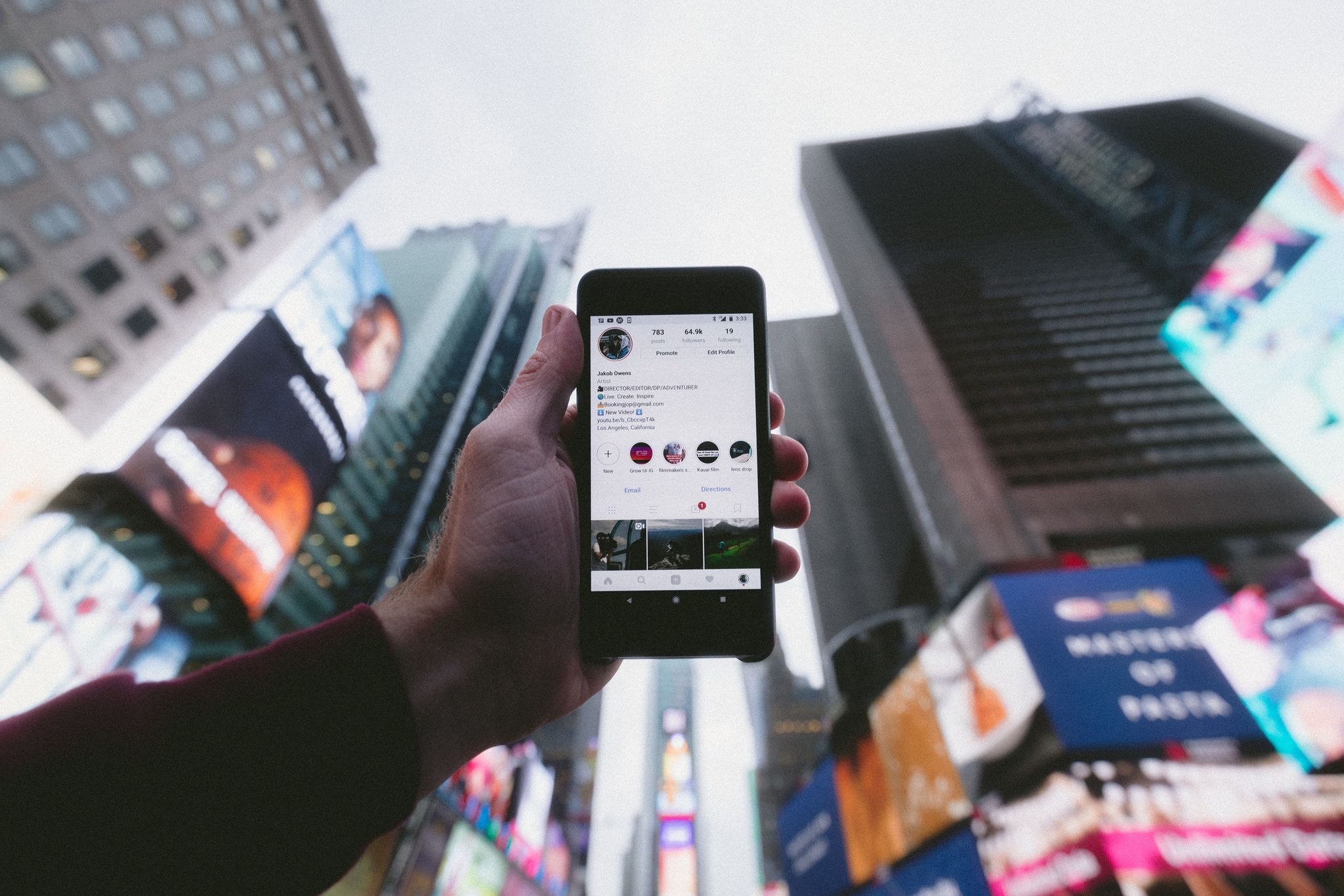 Vue du bas d'un téléphone sur times square