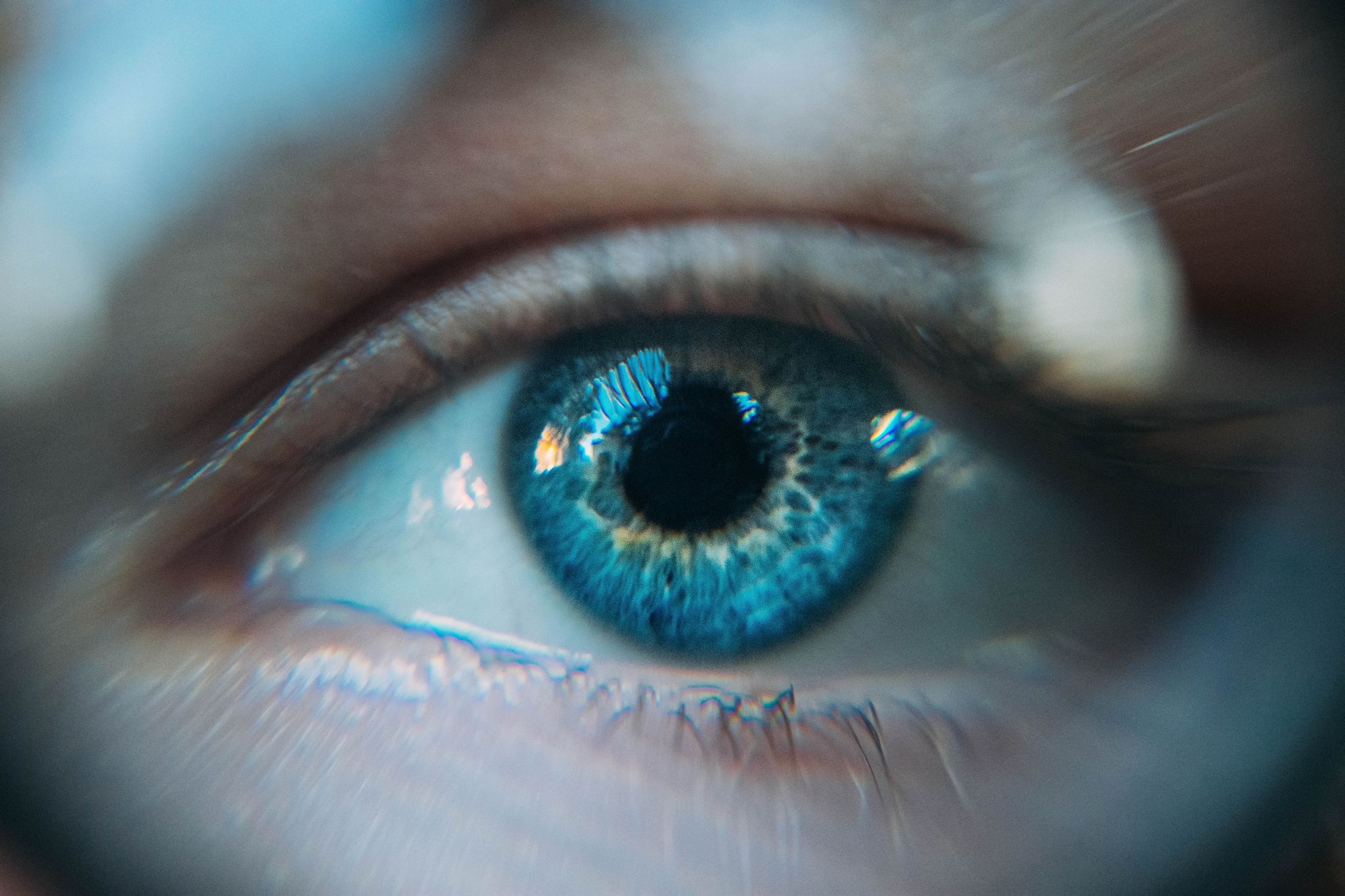 Zoom sur une personne aux yeux bleus
