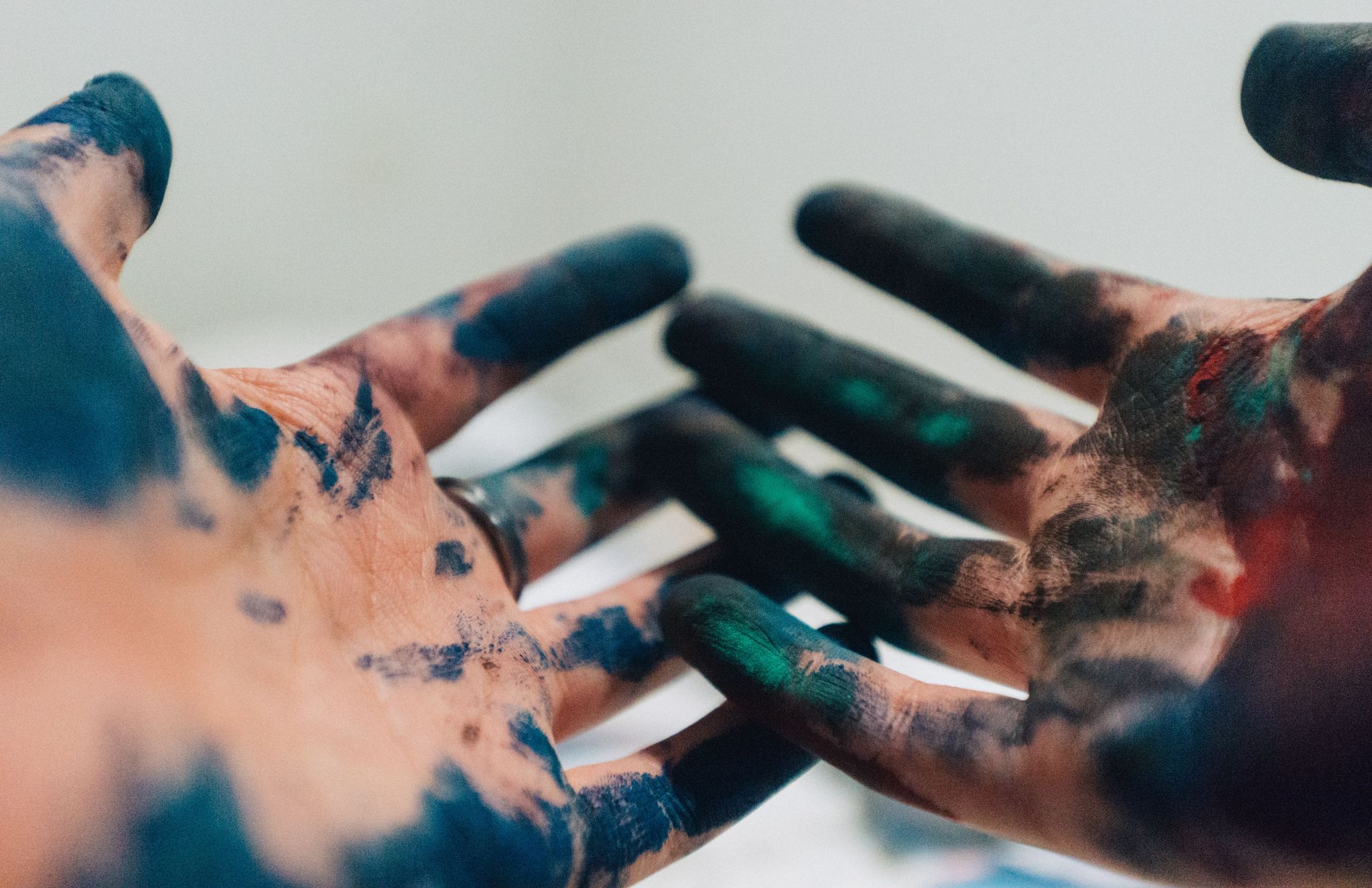 Mains pleines de peinture